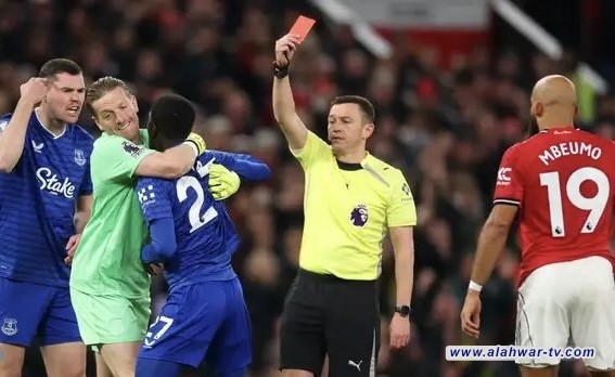 مانشستر يونايتد يسقط أمام إيفرتون المنقوص عددياً في البريمرليج