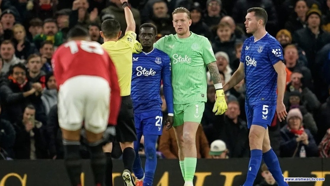 غرائب الدوري الإنجليزي.. طرد نجم إيفرتون بعد شجاره مع زميله