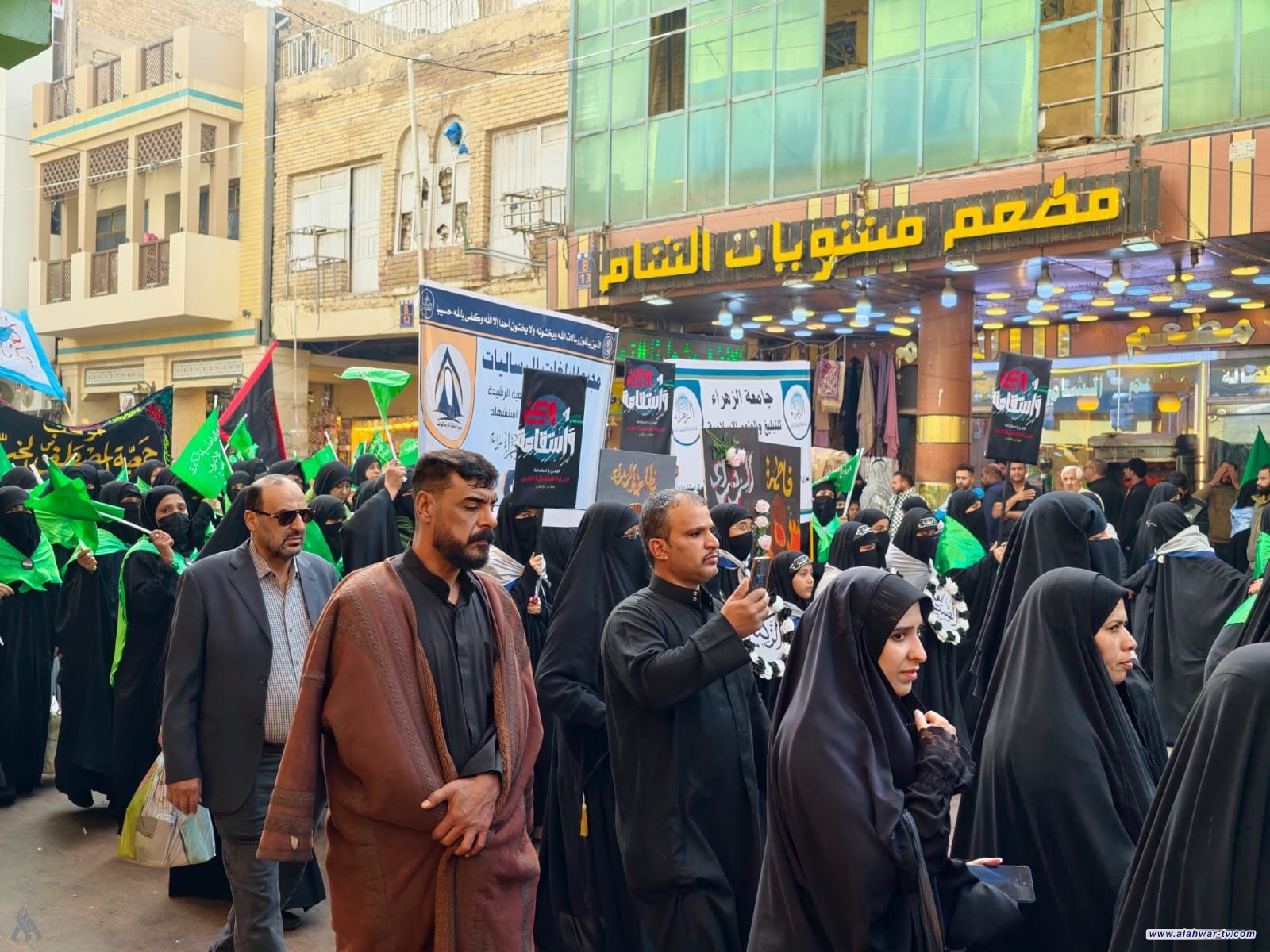 آلاف المؤمنين يُحيون ذكرى استشهاد السيدة فاطمة الزهراء (ع) في النجف الأشرف