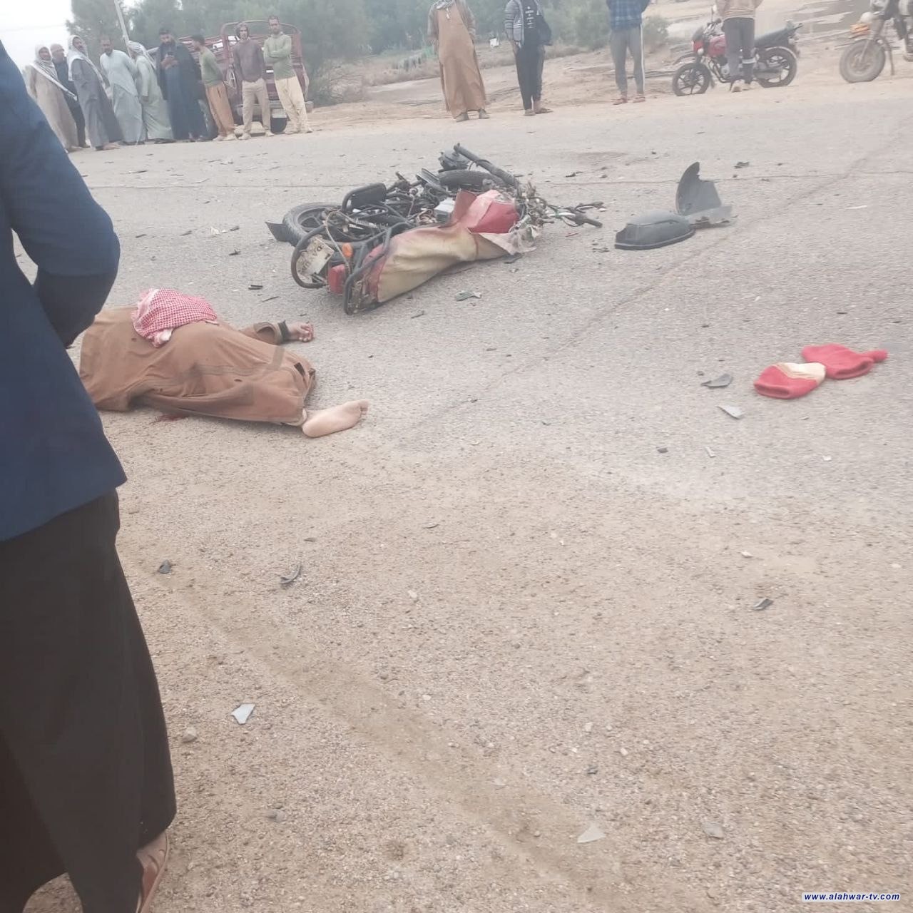 مصرع سائق دراجة نارية وإصابة شخص اخر برفقته اثر حادث تصادم مع عجلة نوع ستاركس باص صغير ، في قضاء الإصلاح شرق الناصرية