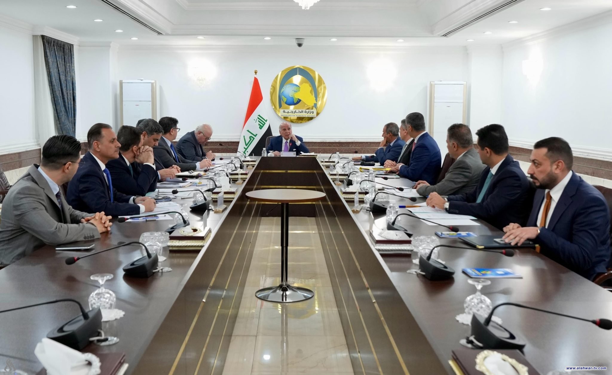 وزير الخارجية يؤكد أهمية الحفاظ على متانة العلاقات المالية الدولية للعراق