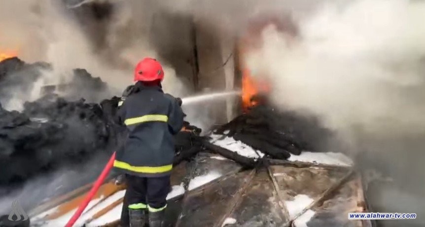 فرق الدفاع المدني تخمد حريقاً اندلع داخل مخازن للأقمشة شمال بغداد