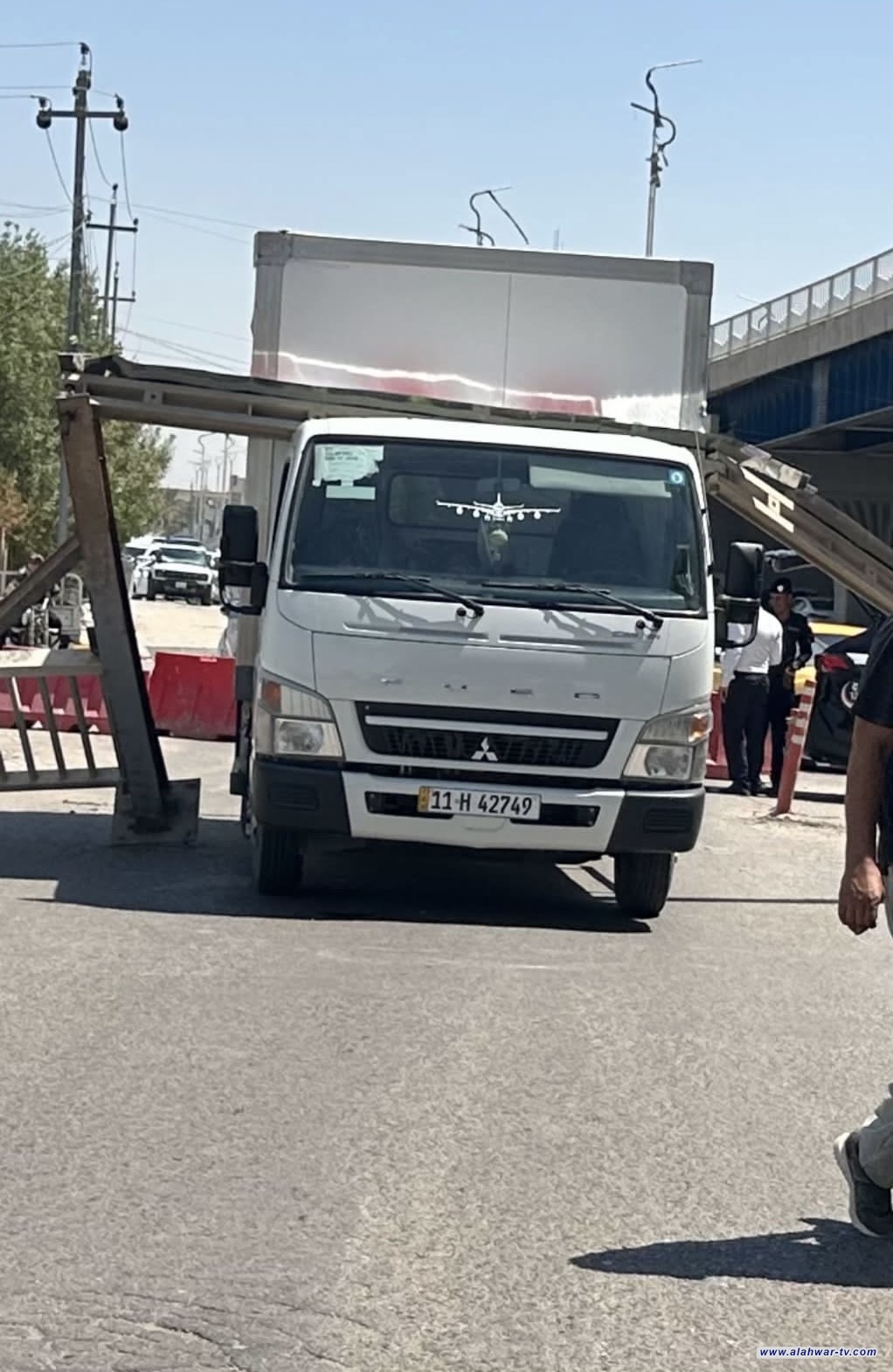 مركبة تقتلع عارضة حديدية على جسر الزيتون في الناصرية