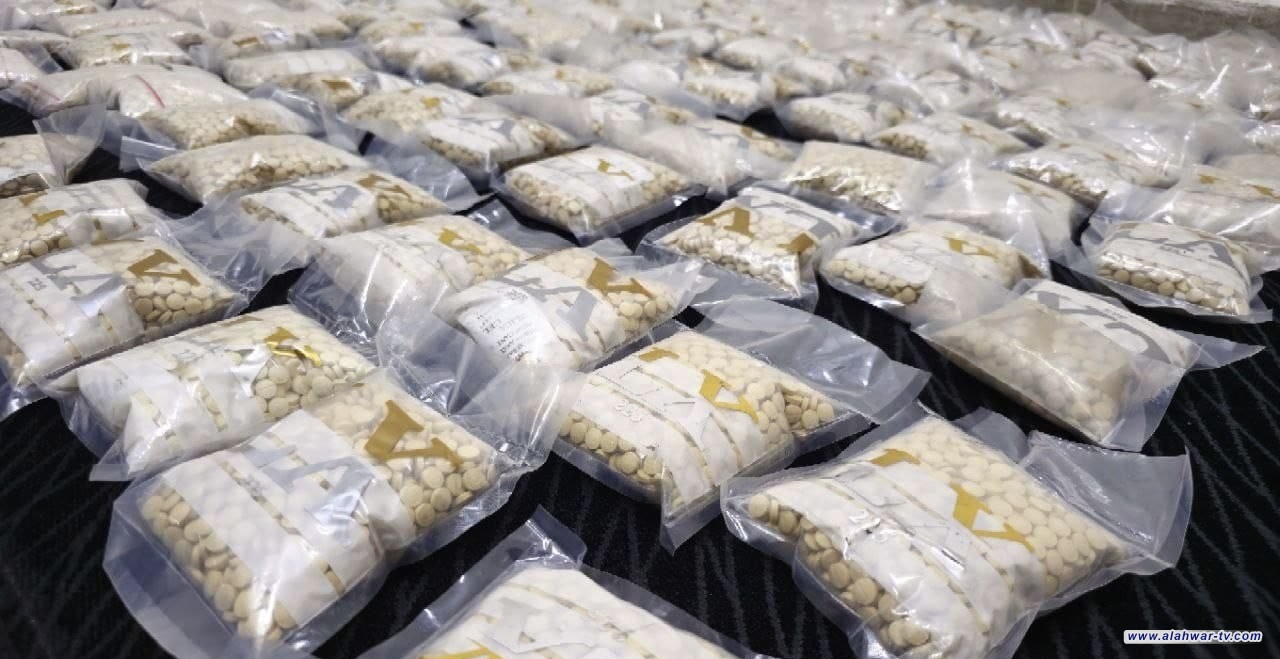شؤون المخدرات تطيح بمتهمَين أحدهما عربي الجنسية وتضبط 51 كيلوغراماً من حبوب الكبتاغون