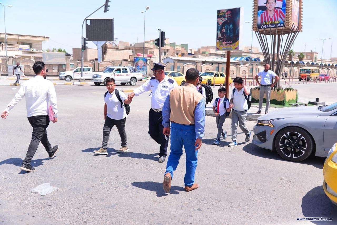 مديرية مرور ذي قار تكثف من اجراءاتها الاحترازية بالقرب من المدارس لضمان سلامة التلاميذ .