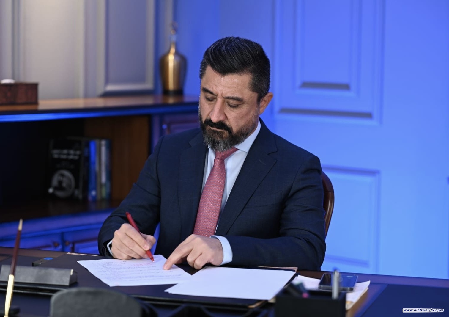 بعد ابتزازه مراجعة.. وزير العدل يوجّه بإعفاء أحد المنفّذين العدول وإحالته للتحقيق