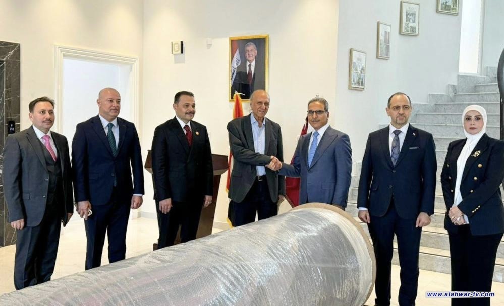 .. زيدان يتسلم هدية {معجزة الخلق} من الفنان علاء بشير في الدوحة