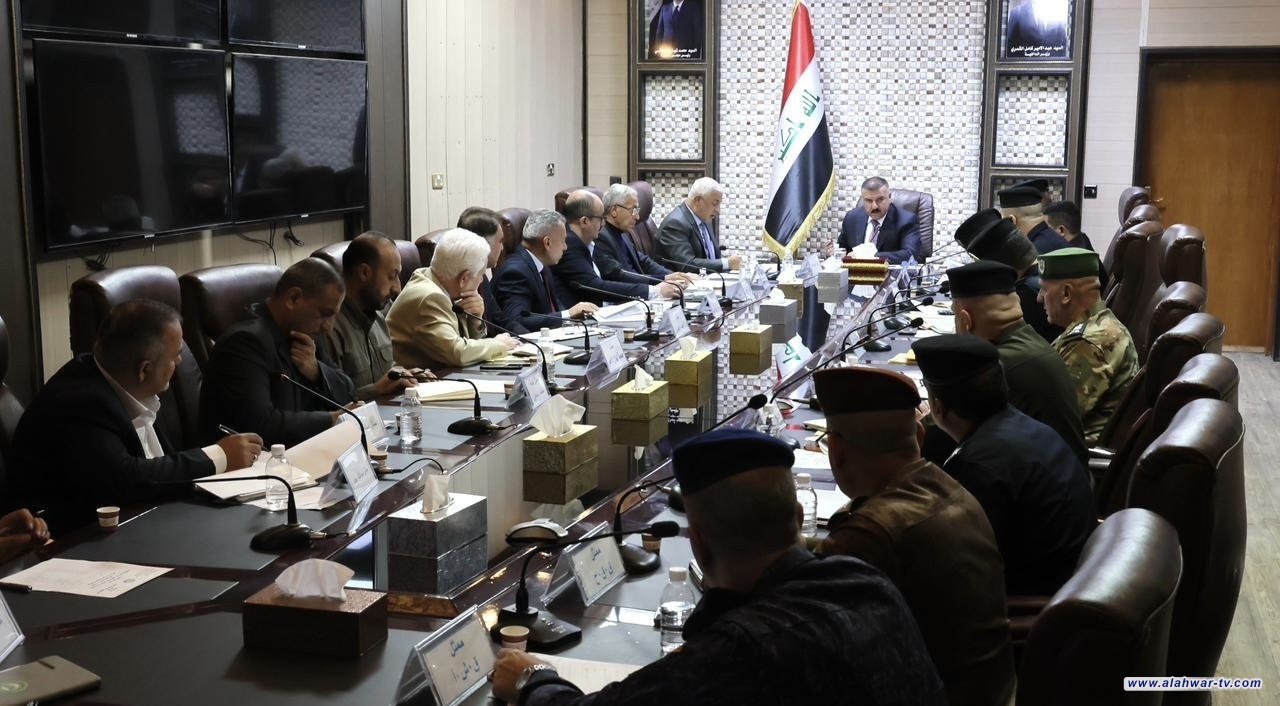 وزير الداخلية يترأس اجتماع مركز إدارة الأزمات والكوارث لمناقشة الاستعدادات للأمطار والسيول