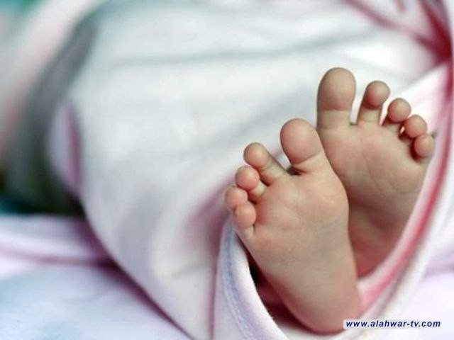 امرأة تعتدي على طفلة بعمر سنة ونصف بالضرب على رأسها مما تسبب بنزيف داخلي أدى لوفاتها في كرمة بني سعيد بمحافظة ذي قار.