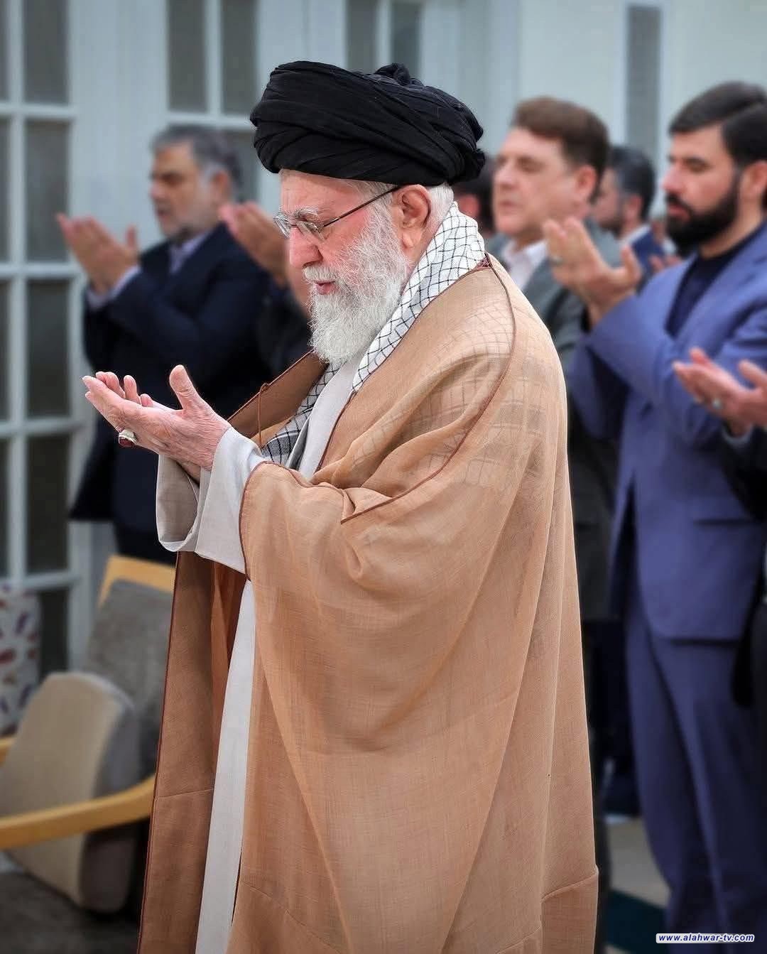 السيد خامنئي يوجه رسالة للشعب الإيراني ويتوعد العدو الصهيوني بالرد