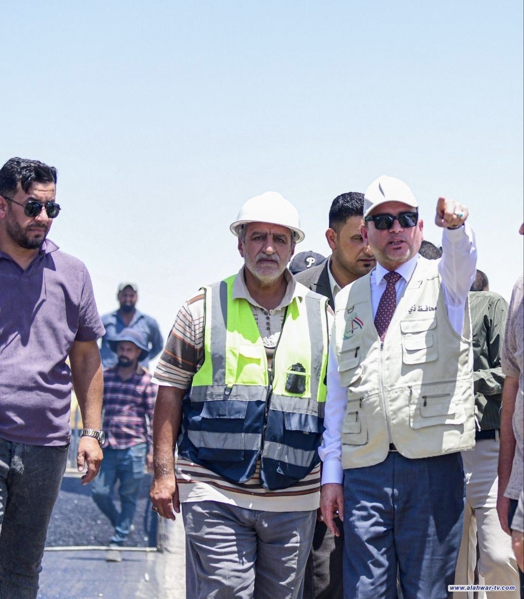 محافظ ذي قار يشرف ميدانياً على إكساء الطريق الرابط بين قضائي الفجر والنصر ويؤكد: المحافظة تشهد ثورة عمرانية في مختلف القطاعات