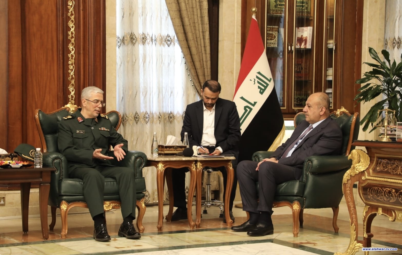 وزير الدفاع يبحث مع رئيس أركان الجيش الإيراني تطوير العلاقات العسكرية
