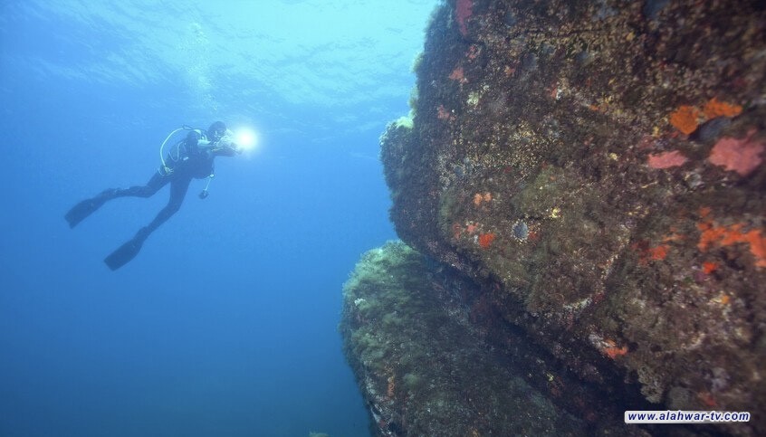 اكتشاف جدار حجري عمره سبعة آلاف عام تحت الماء قبالة فرنسا