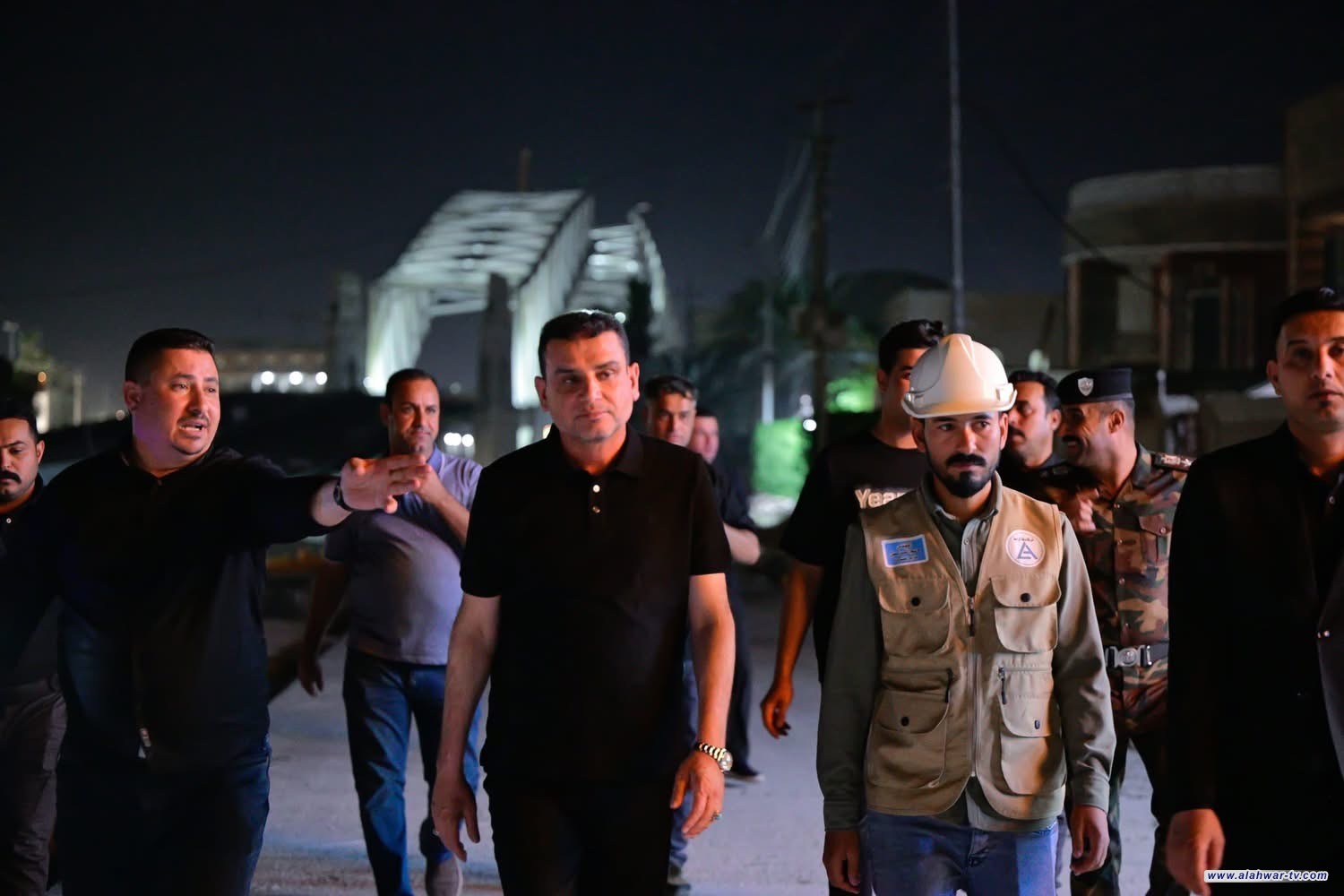 محافظ ذي قار يشرف ميدانياً على أعمال صب الطريق الخدمي الرابط بين جسر الزيتون والفلكة