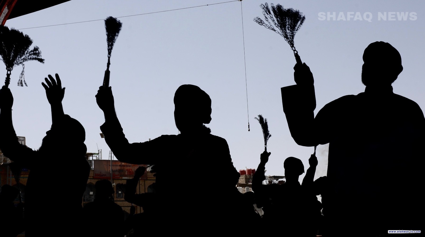 صور من كربلاء.. مواكب بين الحرمين لا تهدأ