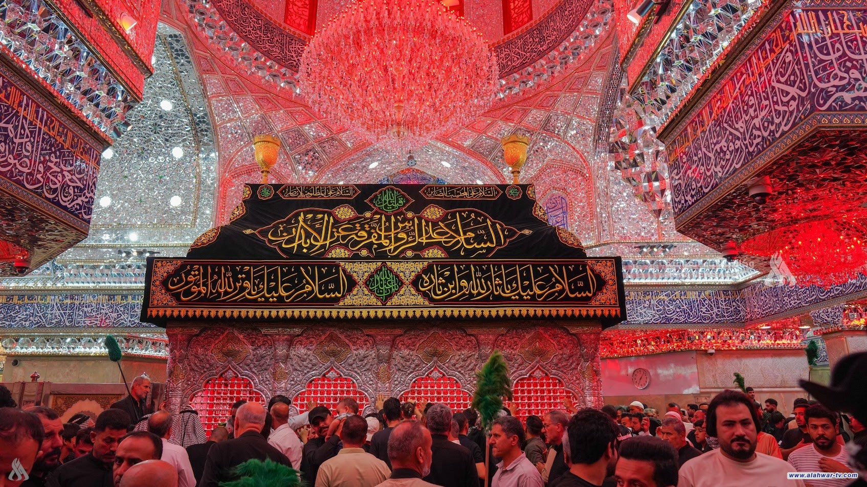 جموع الزائرين تواصل زحفها إلى كربلاء المقدسة لإحياء ذكرى العاشر من محرم الحرام