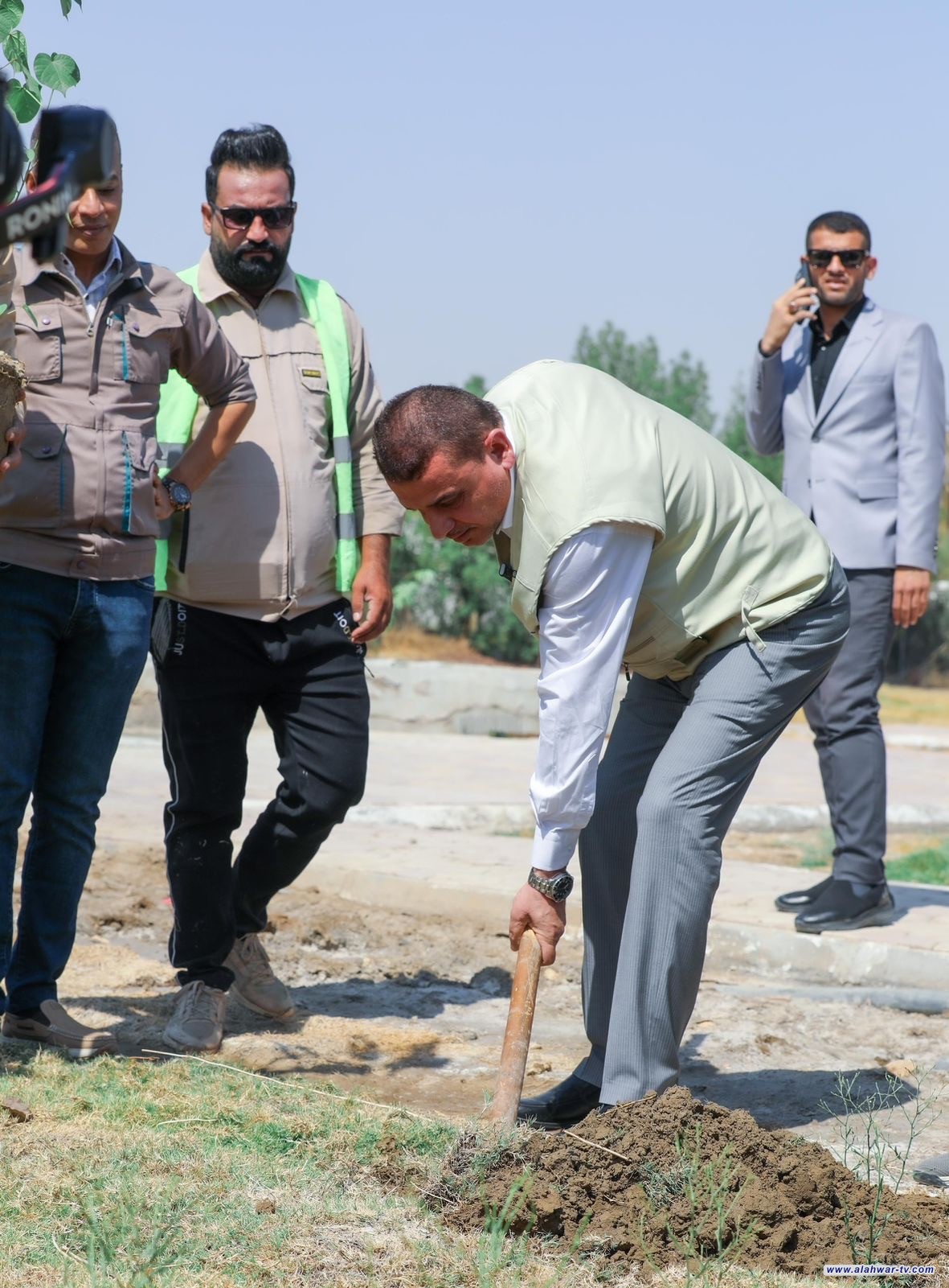 محافظ ذي قار يشرف على إنطلاق حملة التشجير الكبرى وسط مدينة الناصرية