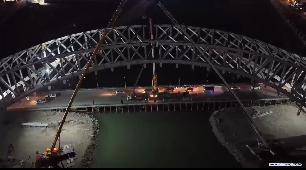محافظ ذي قار يعلن تنصيب آخر قطعة من الهيكل الحديدي لجسر شهداء الزيتون المعلق