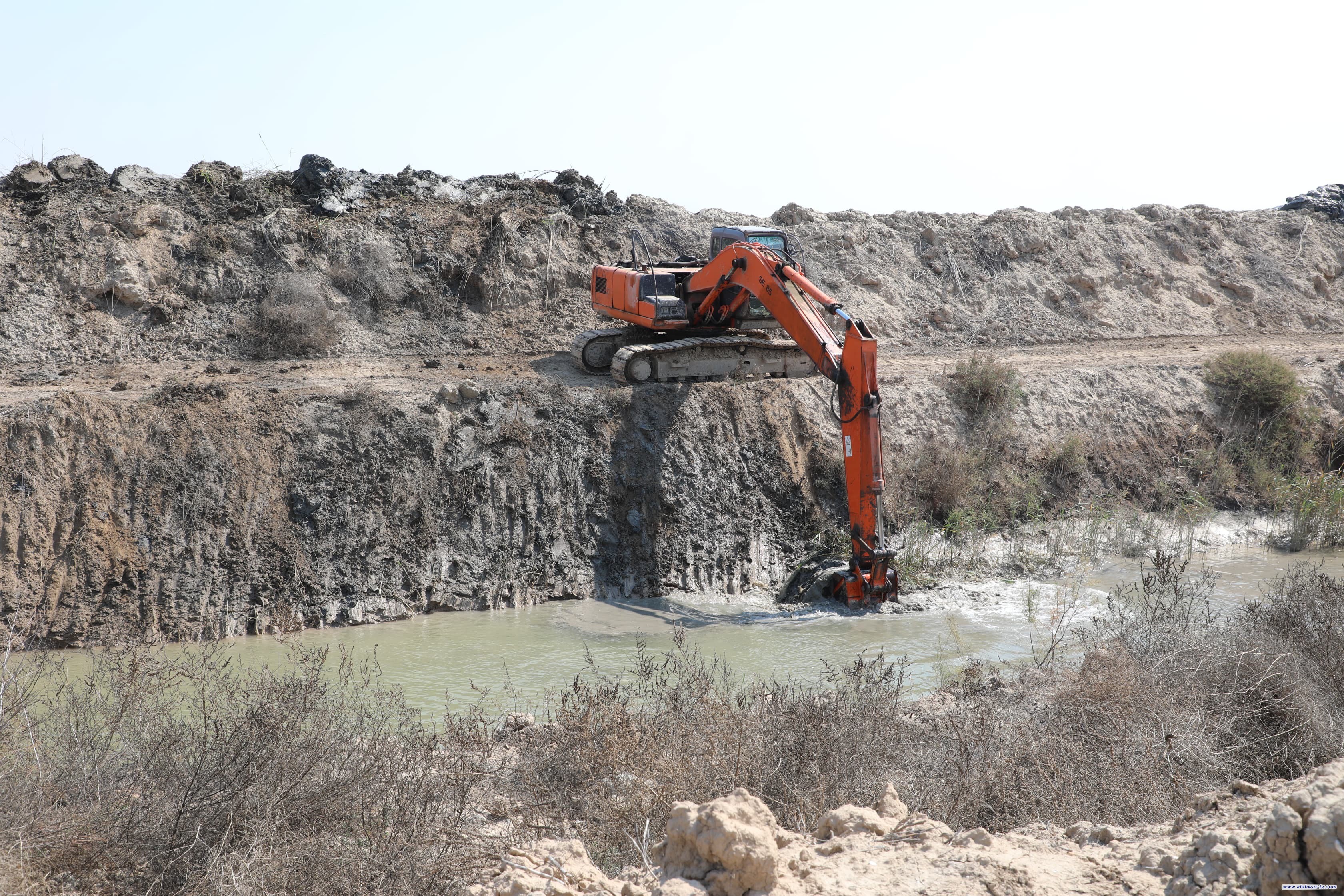تنظيف جدول الصالحية الإروائي في قضاء سيد دخيل