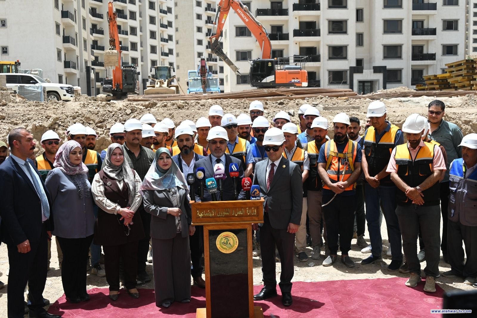 وزير العمل يوزع الوجبة الاولى من الوحدات السكنية في مجمع دار السلام السكني