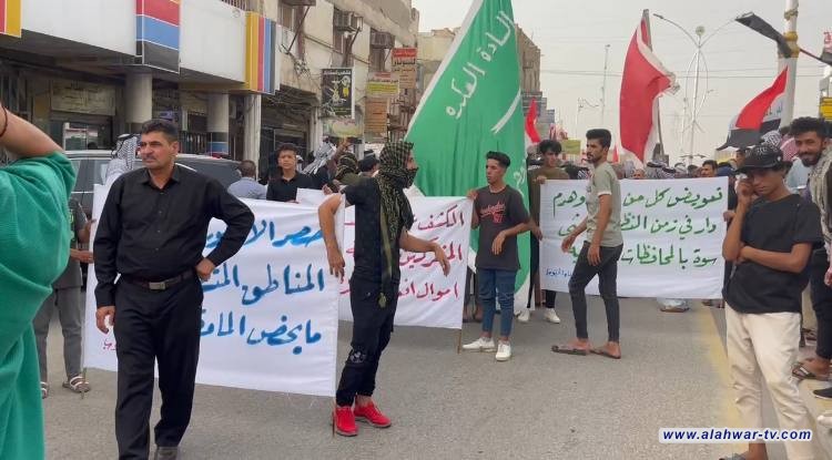 عدد من المجاهدين والسجناء السياسيين في زمن النظام البائد يتظاهرون وسط ساحة الحبوبي