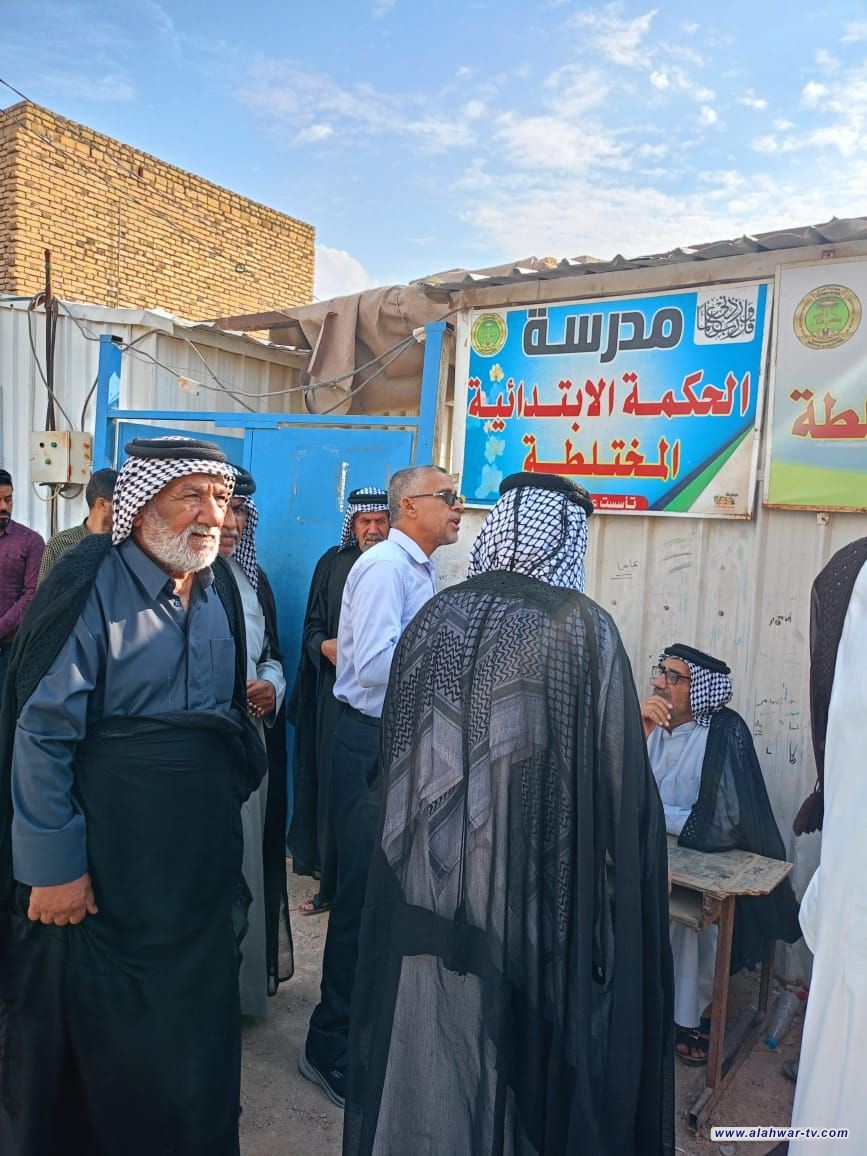 أهالي منطقة البوعظم يتظاهرون أمام مبنى مدرسة الحكمة لغرض إكمال بنائها