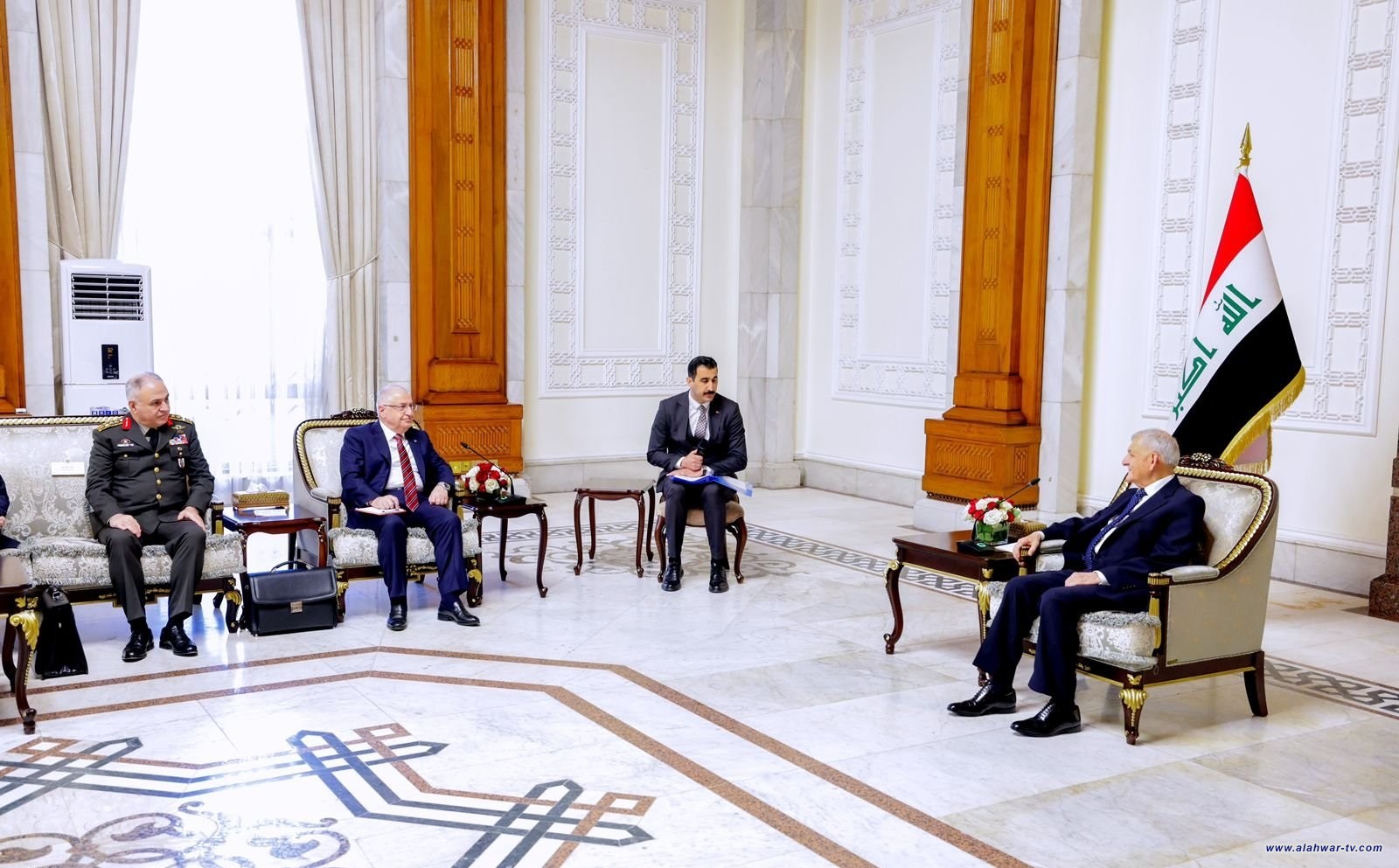 رئيس الجمهورية لوزير الدفاع التركي: حل الأزمات بالحوار وليس بخرق سيادة الدول