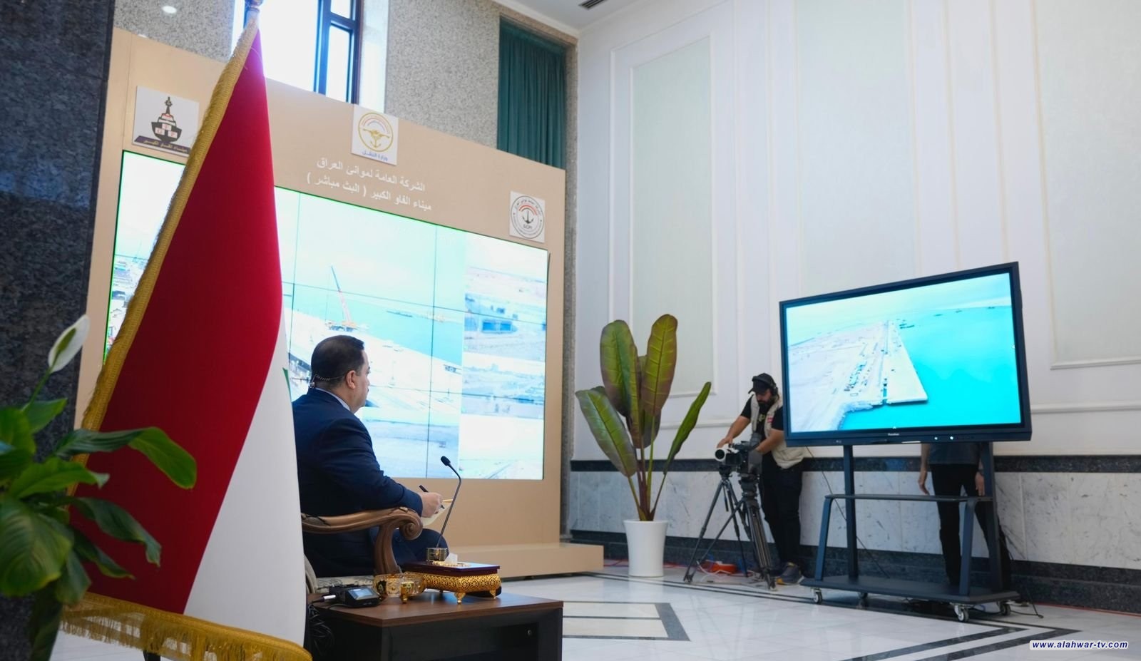 رئيس الوزراء يتابع عبر دائرة تلفزيونية سير العمل في مشروع ميناء الفاو الكبير