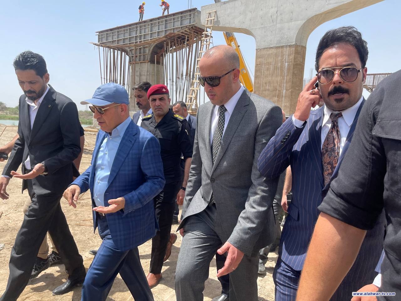 وزير الاعمار والإسكان يطَّلع على اعمال مجسر شمال الناصرية ويوجه بالإسراع في انجازه