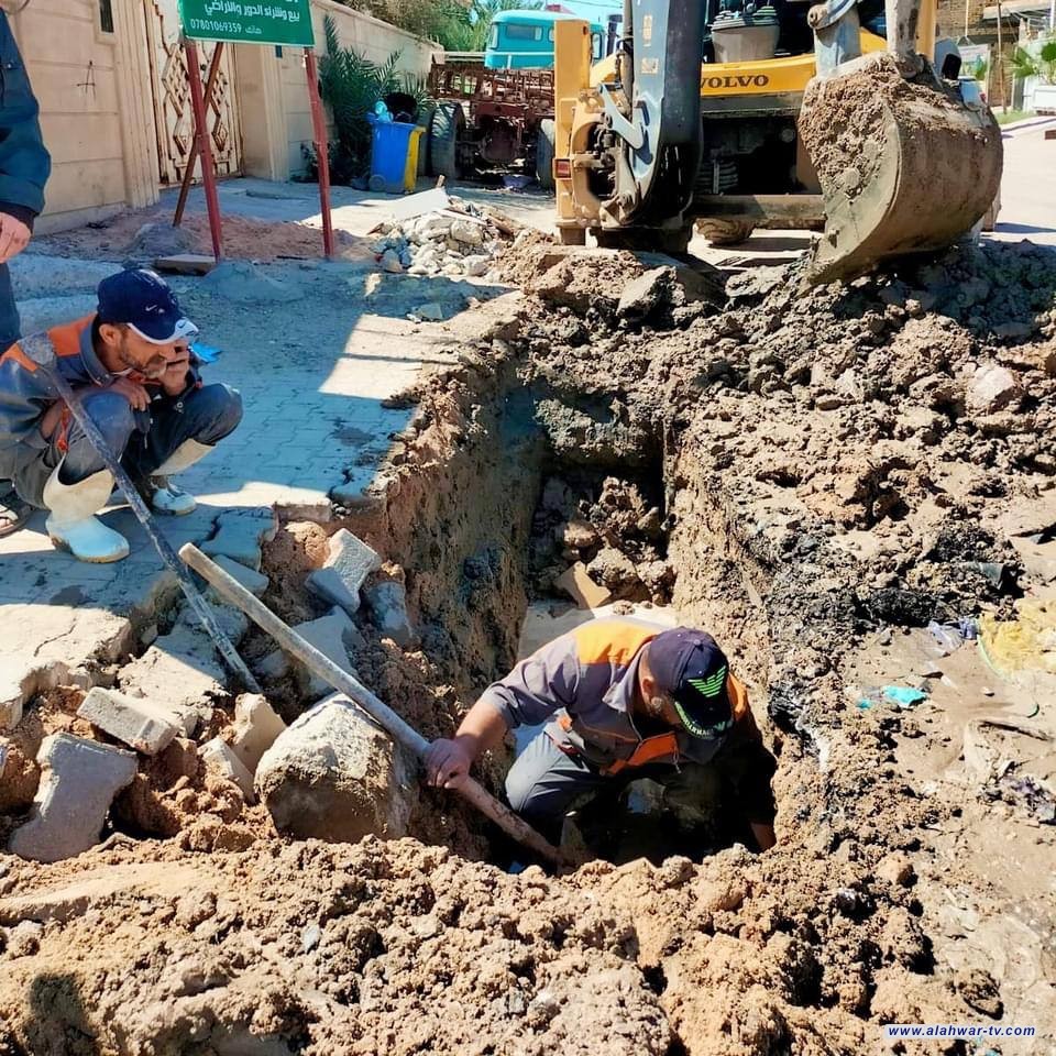 كوادر صيانة الشامية الأولى تقوم بحملة لرفع التجاوزات الحاصلة على الخط الناقل للماء